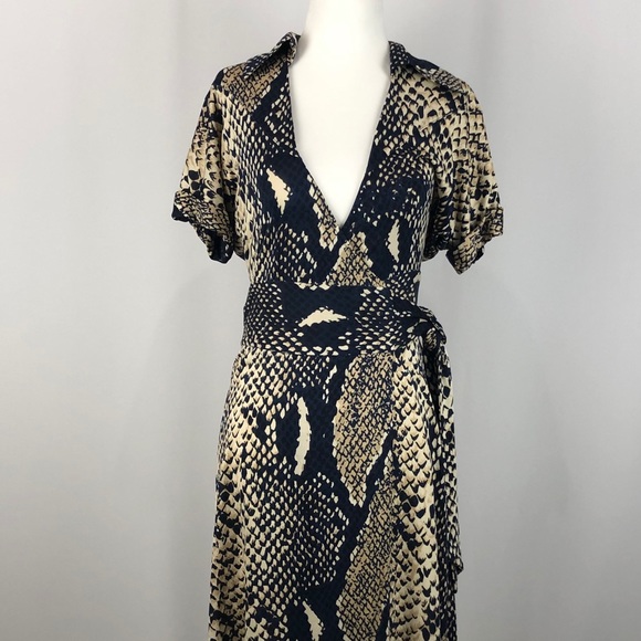 Diane Von Furstenberg Dresses & Skirts - Diane von Furstenberg 100% Silk Wrap Dress